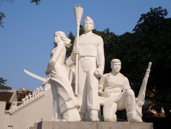 Statuen von der Kriegszeit