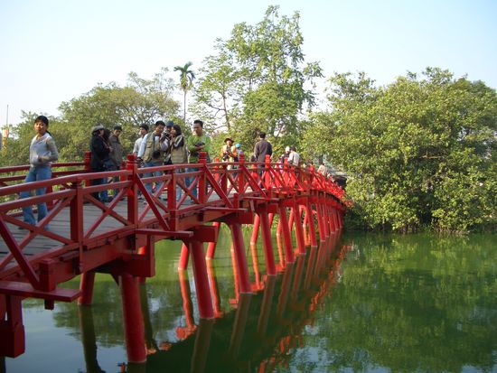 Bruecke, die zur Den Ngoc Son fuehrt