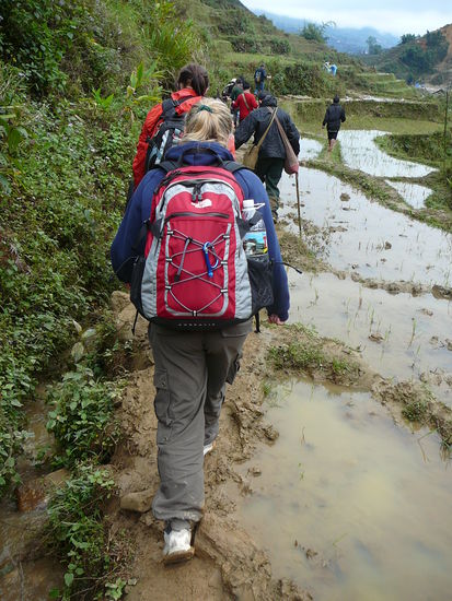 Schlammiger Weg auf den Waellen zwischen den Reisfeldern