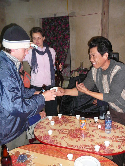 King (rechts im Bild) stoesst mit Rob an