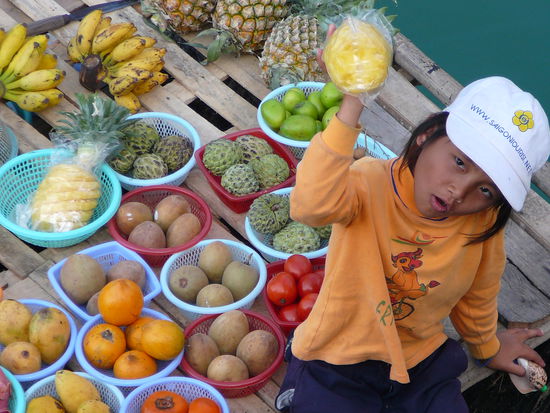 Kind, das Fruechte verkauft