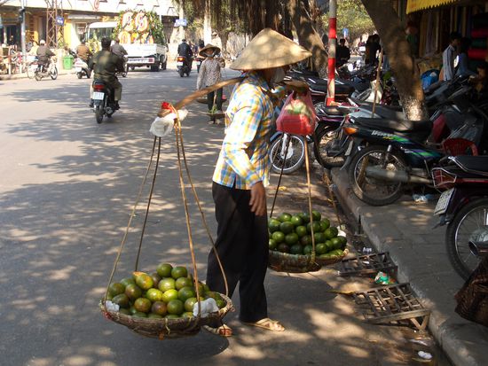 Fruechte, Gemuese und vieles mehr wird von den Frauen so transportiert und auf der Strasse verkauft