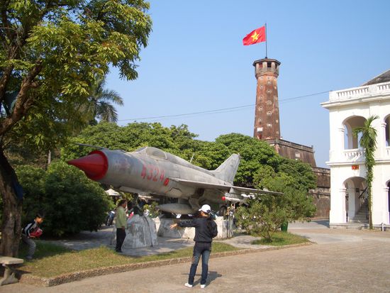 Stolz des Museums, die russische MIG 21. Im Hintergrund der Flaggenturm