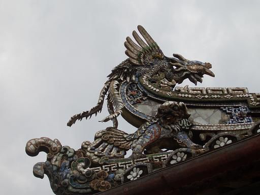 Drachen auf dem Dach eines Hauses