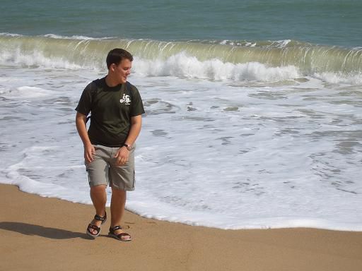 Stadtstrand in Nha Trang. Lauf Thomas, sonst kriegst du nasse Fuesse