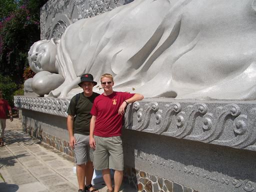 Liegender weisser Buddha
