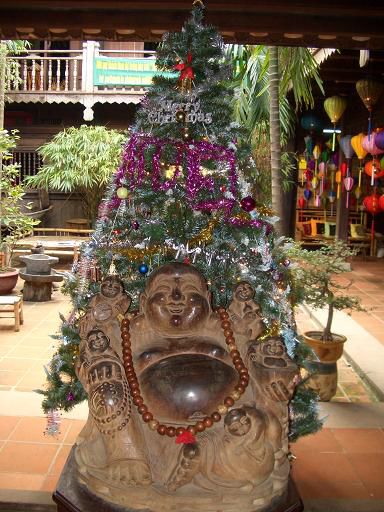 Hier wird Weihnachten auch noch mit einem Buddha bereichert