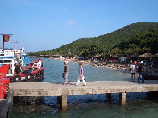 Anlegestelle fuer die Schiffe bei der Tam Insel