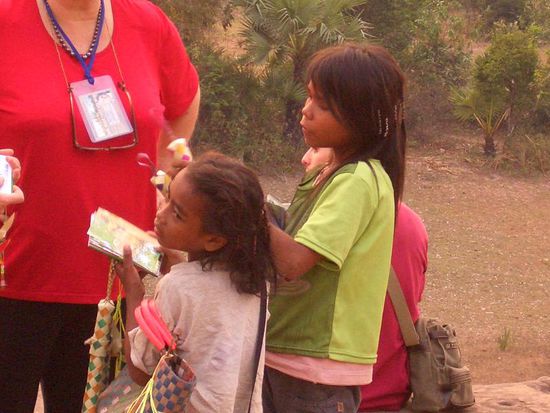 Kinder am Postkarten verkaufen