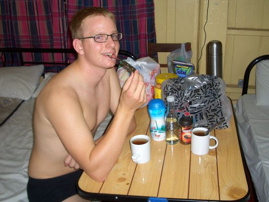 Marco beim Kaffeekirsch trinken. De Loeffel hemmer au lo fluege!