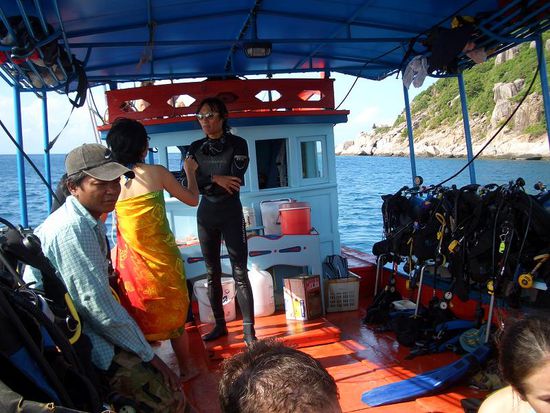 Tauchgang im Meer mit dem kleinen Boot