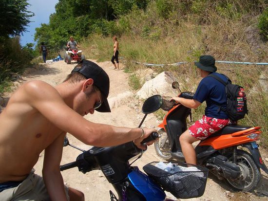 Jan und Thoemi probieren den sandigen Weg hinaufzukommen