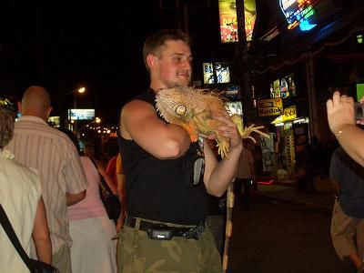 Touristenattraktion - Tier halten, Foto machen und Geld bezahlen, das gleiche gibt es auch mit Affen!