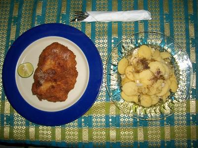 Unsere Hauptmalzeit - Cordonbleu mit Kartoffelsalat. Oder als Abwechslung Wienerschnitzel