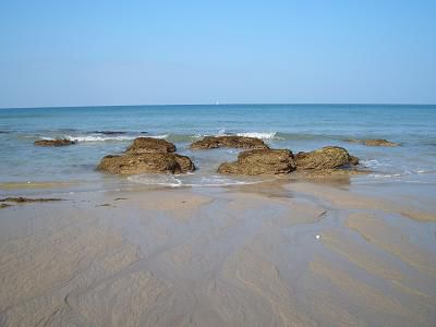 Steine beim Klong Nin Beach, die nur bei Ebbe zu sehen sind