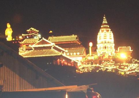 Kek Lok Si Tempel in der Nacht