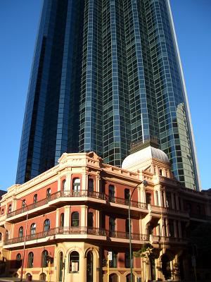 Ehemaliges Palace Hotel (vorne), Bank West – Hochhaus (hinten)