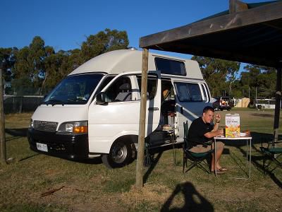 Unser Campervan und Thömi beim Frühstück in Mandurah – en guete !