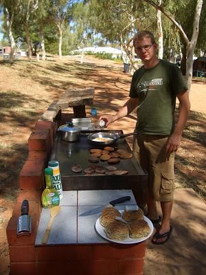 Marco bereitet den Brunch zu