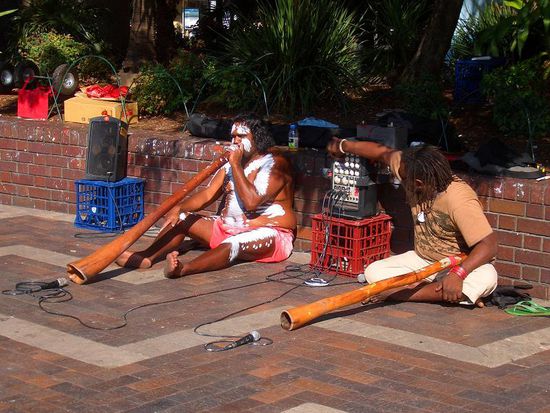 Aborigines am Didgeridoo spielen