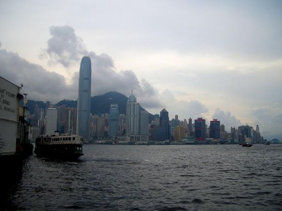 Star Ferry und im Hintergrund Hong Kong Island
