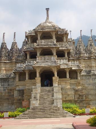 Jain Tempel gebaut auf 1444 Saeulen