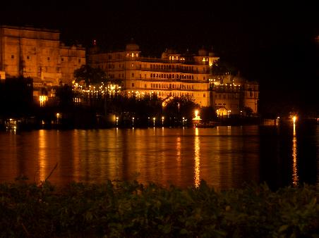 City Palace by night. Das Foto ist waehrend dem Abendessen im Restaurant Ambrai entstanden.