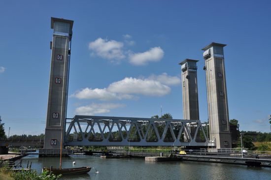 Diese Eisenbahnbrücke lässt sich auf 27m hochziehen!