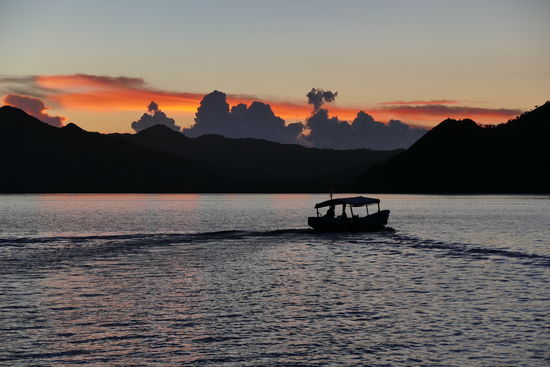 Unser Bierlieferant macht sich auf den Heimweg, wir übernachten an Bord in der kleinen Bucht