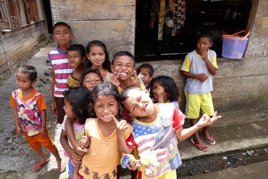 Fröhliche Kinder in Poka