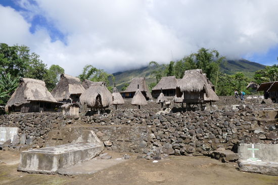 Ngada-Dorf Luba am Fuße des Inerie