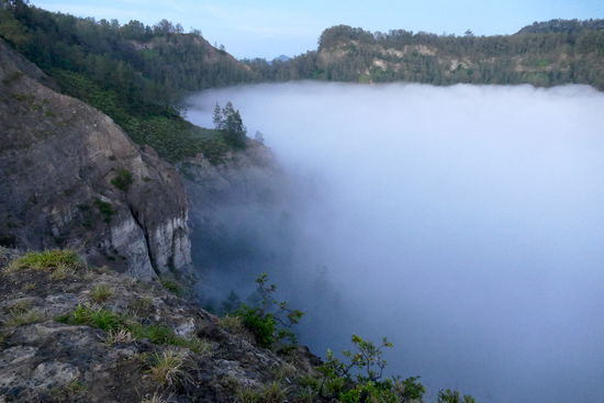 Dichter Nebel verhüllt den Kratersee Tam