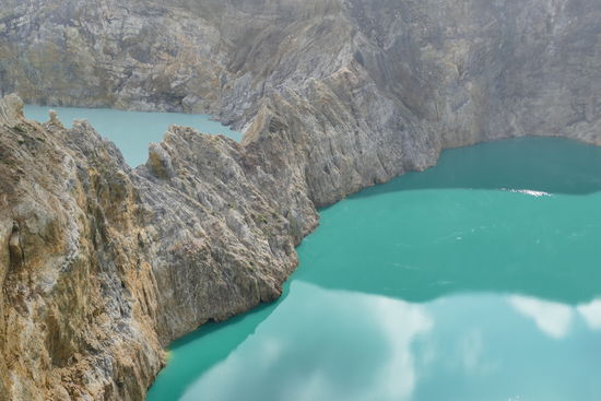 Je höher die Sonne steigt, desto spektakulärer werden die Farben der Kraterseen