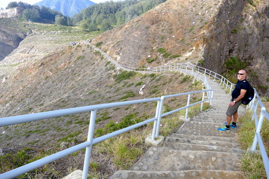 Treppen Richtung des untersten Kratersee, dem Tin