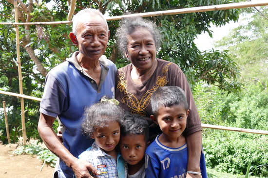 Paula und Pius mit ihren Enkeln; auch ihnen senden wir unsere Fotos zu.