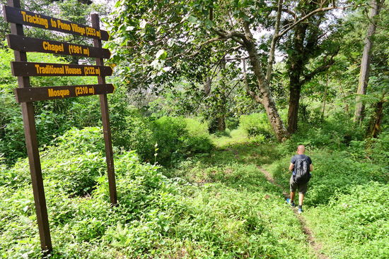 Vom Kelimutu kommt man gut zu Fuß zurück nach Moni