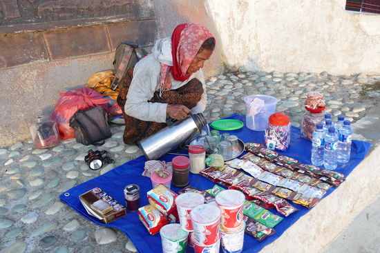 Findige Händler verkaufen günstigen Kaffee, der bei der Kälte am Morgen richtig gut tut.