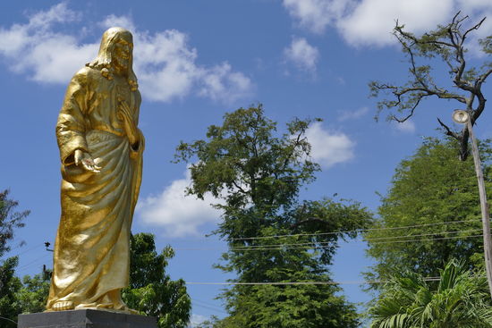 Ein 10 m hoher, goldener Christus in Maumere