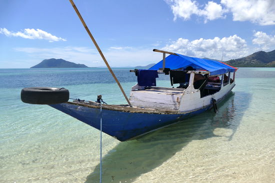 Unser schon etwas in die Jahre gekommenes Boot an einem der vielen Traumstrände der Gegend