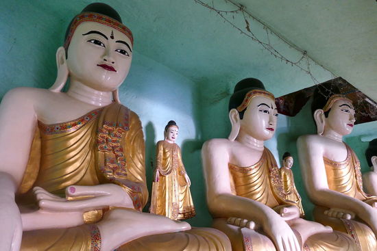 Monywa, Shweba Daung und Hpo Win Daung, frisch bemalte Buddha-Statuen