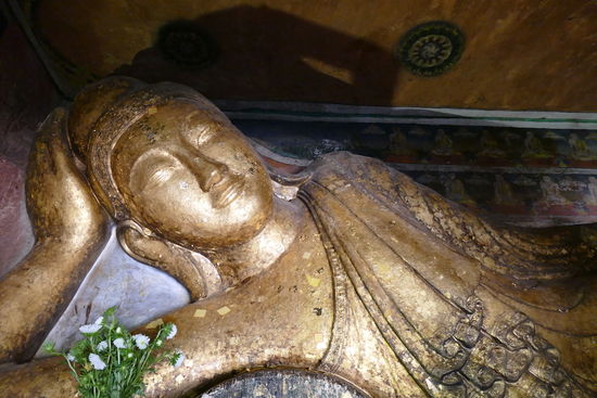 Monywa, Shweba Daung und Hpo Win Daung, dieser Buddha wird von Pilgern mit Blattgold verziert