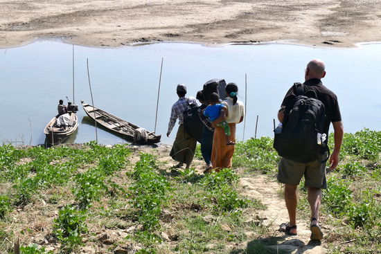 Als wir die kleine Nussschale am Ufer liegen sehen, bekommen wir schon einen Schreck, aber ein Deal ist ein Deal, ist ein Deal...