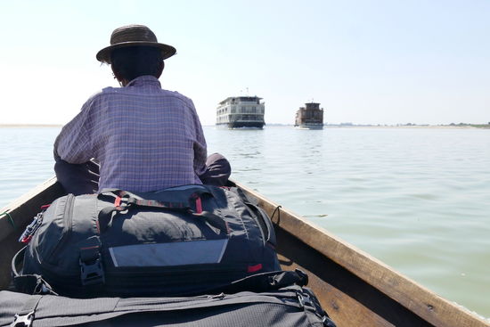Irrawaddy River, die Luxusschiffe nehmen Kurs auf uns