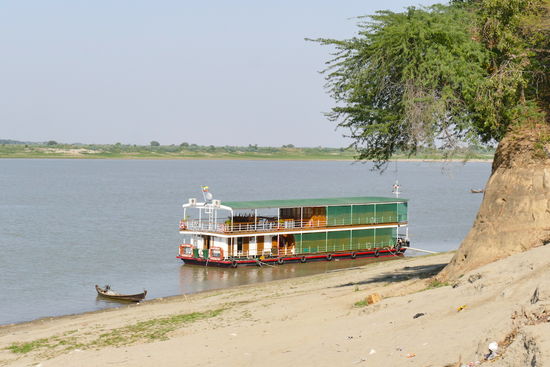 Ein Blick zurück auf unser kleines Boot. Wie riesig wirkt da im Vergleich das Touristenboot nebenan.