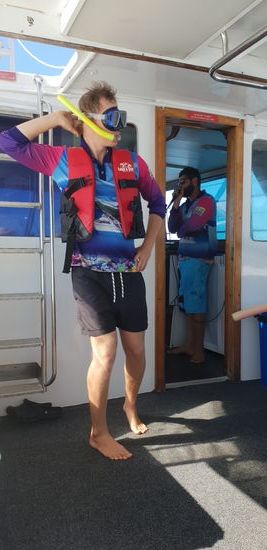 Die Crew macht eine Einweisung zum Schnorcheln