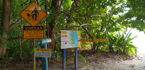 Quallen- und Krokodilwarnungen