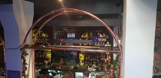 Vor dem Hotel war der Startpunkt vom Bigbus. Ich holte mir dort ein Tagesticket und stieg ein. Die Streckenführumg kannte ich ja noch nicht, so fass schon viel Neues zu sehen war. 
Unterwegs wechselte ichc auf diie.zweire Route, die zum Bondibeach führte. Dort angekommen wurde es gerade schön sonnig, so dass ich auch die Füße ins Wasser stellte. Ich beobachte eine Weile die Surfer. Dann machte ich mich auf den Walk an der Küste entlang Richtung Bronte, vorbei am Bondi Iceberg Club. Hier wird man nur Mitglied wenn man vier Jahre lang jeden Sonntag hier schwimmen geht. Der Weg war sehr schön, andauernd blieb ich wegen der Fotomotive stehen.