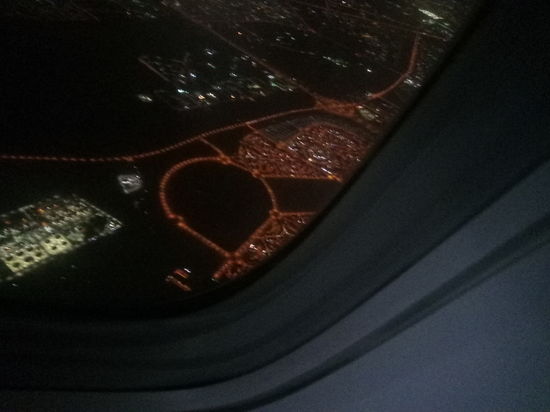 Angeblich sollten um Mitternacht 33°C Herrschen (sagte der Pilot). Die Temperaturen innerhalb des Flughafen`s waren allerdings gut klimatisiert...