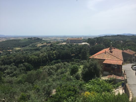 … Blick auf Korsika und Elba …