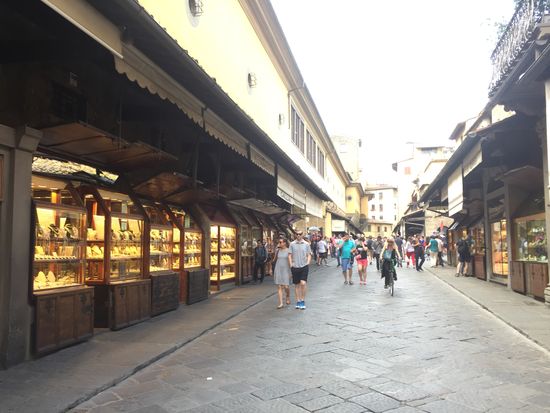 .... hier am besten Frau und Kreditkarte sicher von einander trennen .... (Ponte Vecchio) ...